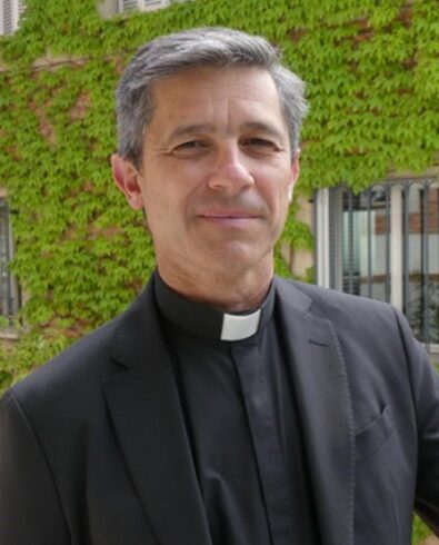 José Fernández Castiella
Doctor en Teología Moral por la Pontificia Università della Santa Croce, Roma, (2005) y licenciado en Economía en la Universidad de Navarra (1997).
